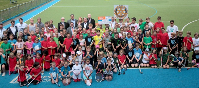 Feierliche Übergabe des 4.300,- Euro Cheques des Rotary Act Club Hanau